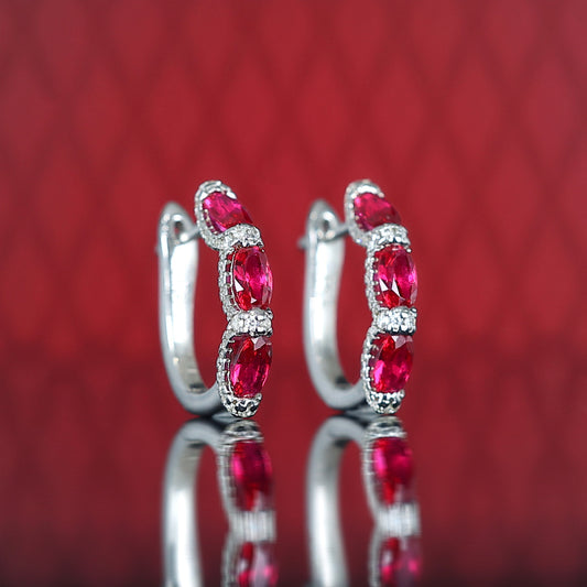 Boucle d'oreille en pierres créées par le laboratoire de couleur rubis micro-serti, argent sterling,