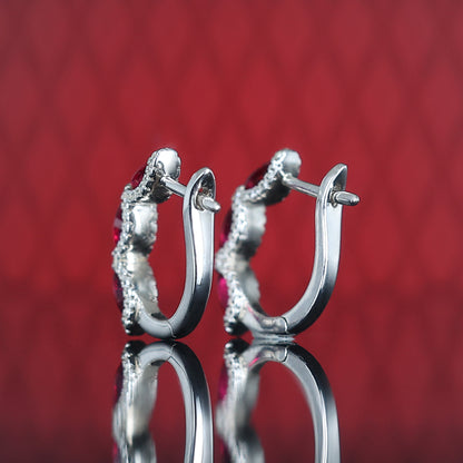 Boucle d'oreille en pierres créées par le laboratoire de couleur rubis micro-serti, argent sterling,