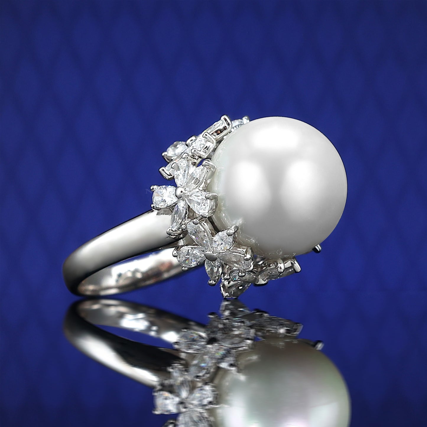 Micro-Fassung im Labor erstellte Steine ​​White Shell Pearl Fancy Flower Ring ， Sterlingsilber