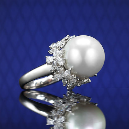 Micro-Fassung im Labor erstellte Steine ​​White Shell Pearl Fancy Flower Ring ， Sterlingsilber