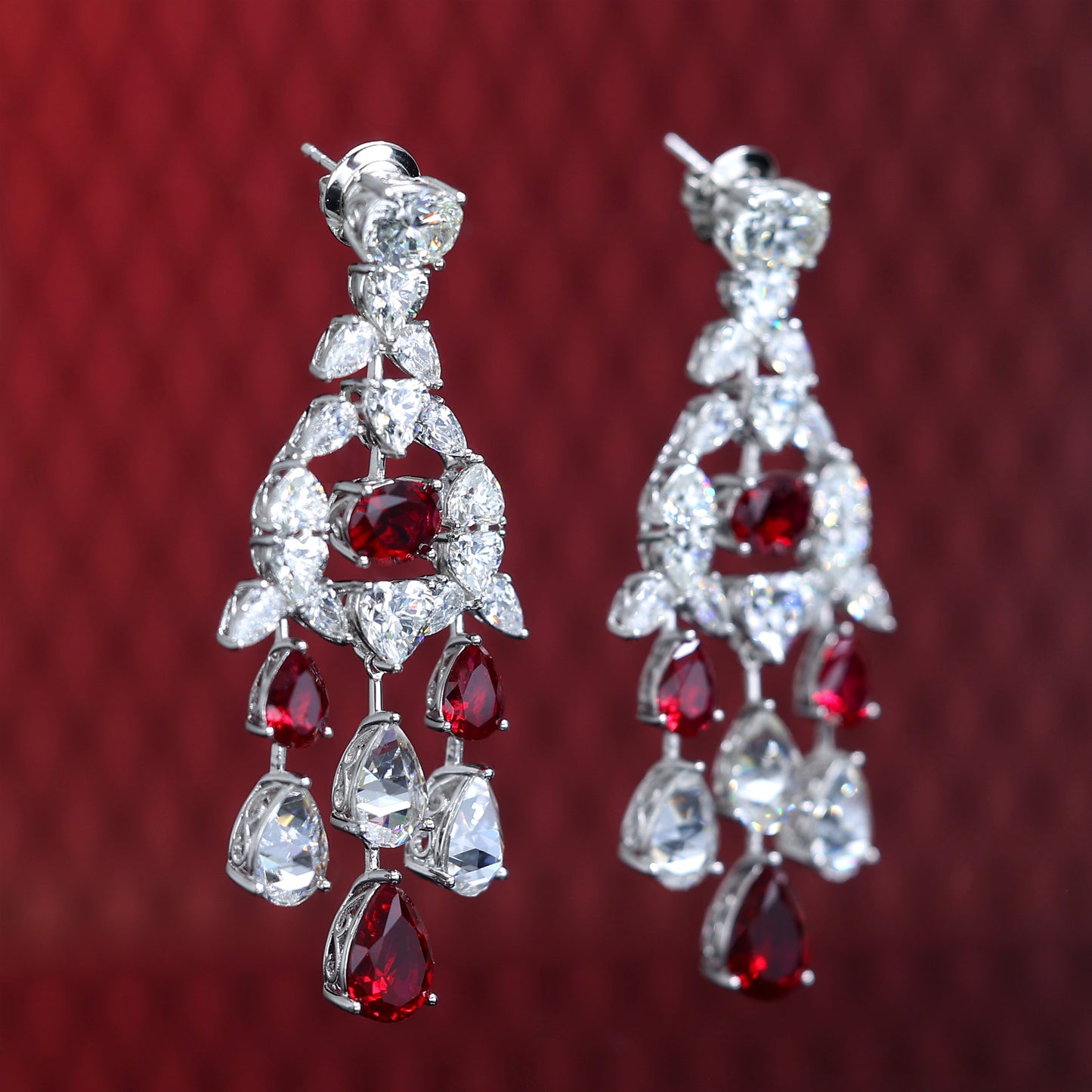 Boucles d'oreilles de style palais fantaisie en forme de goutte de pierres créées par le laboratoire de couleur rubis micro-serti, argent sterling