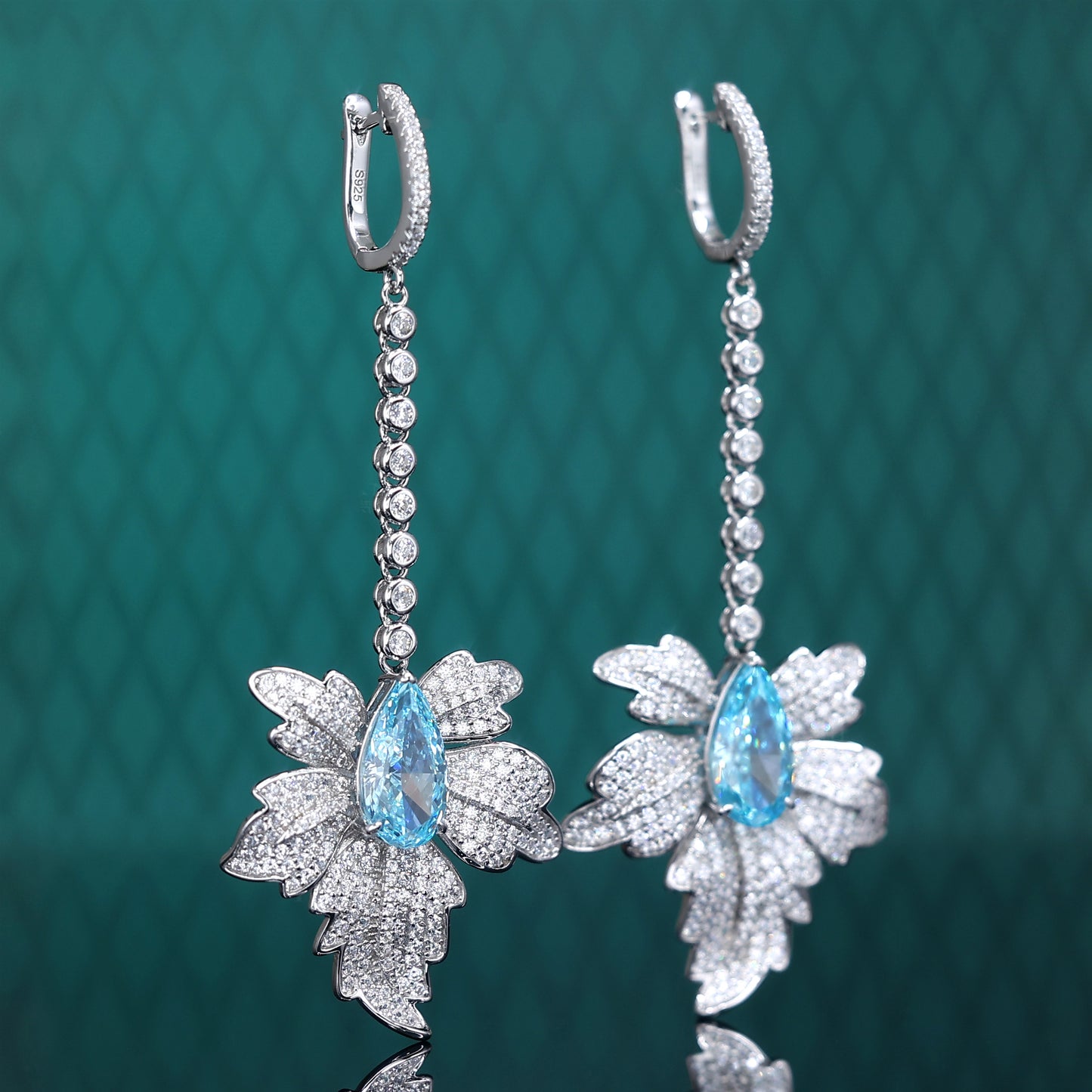 Boucles d'oreilles feuille d'érable en argent sterling avec pierres créées par laboratoire de couleur aigue-marine micro-serties.