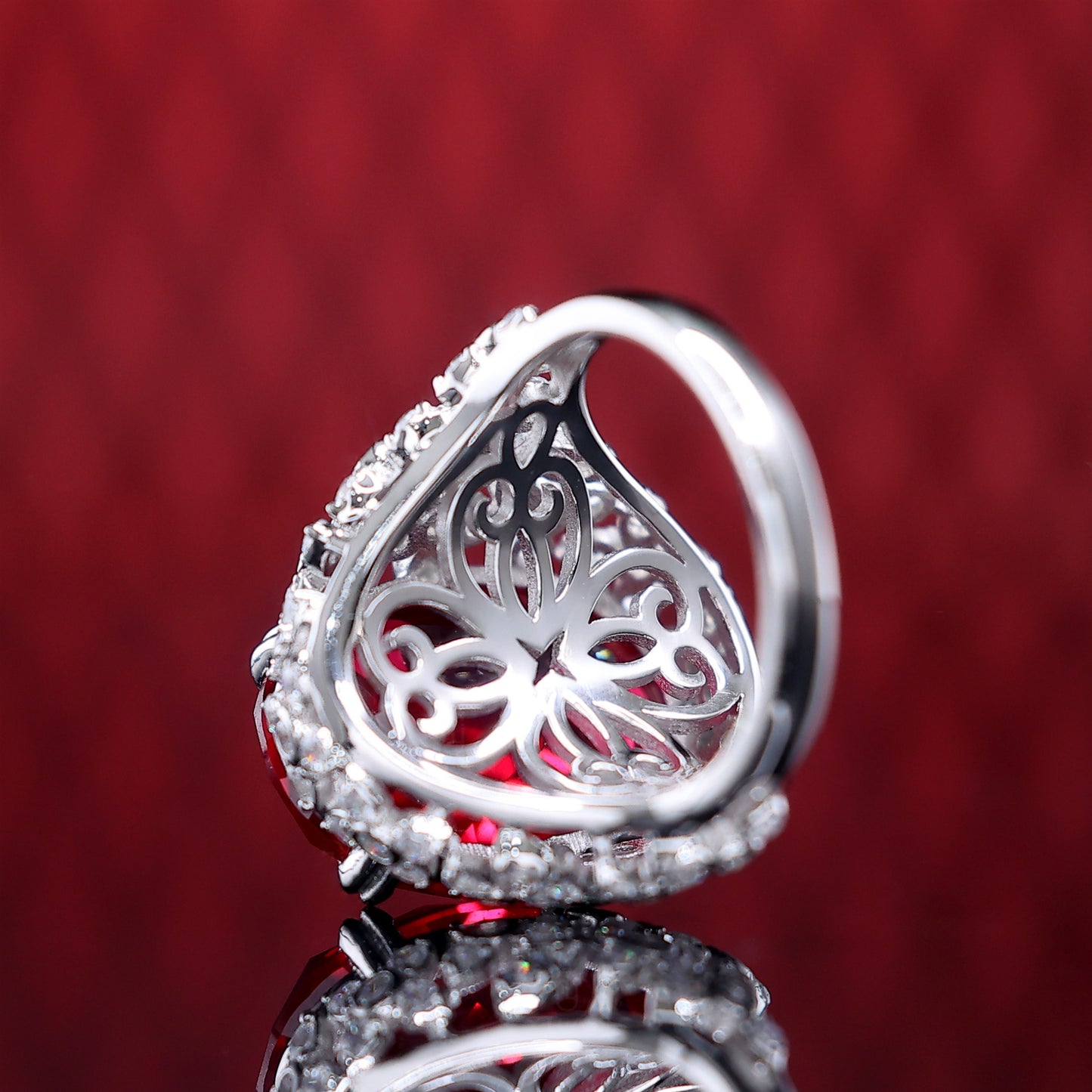 Rubinfarbene Laborsteine ​​in Mikrofassung Ring mit Taubenei-Detail, Sterlingsilber.