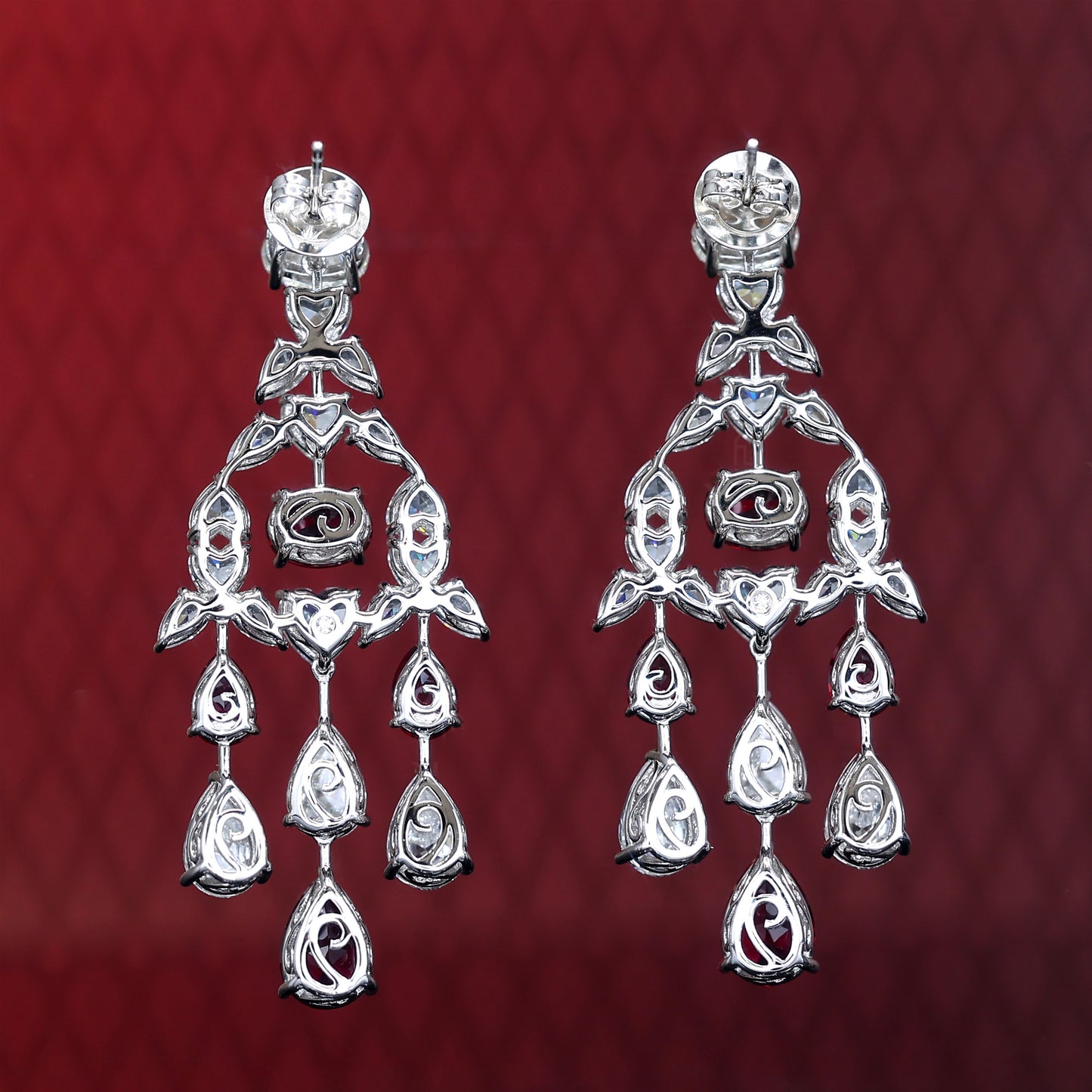 Boucles d'oreilles de style palais fantaisie en forme de goutte de pierres créées par le laboratoire de couleur rubis micro-serti, argent sterling