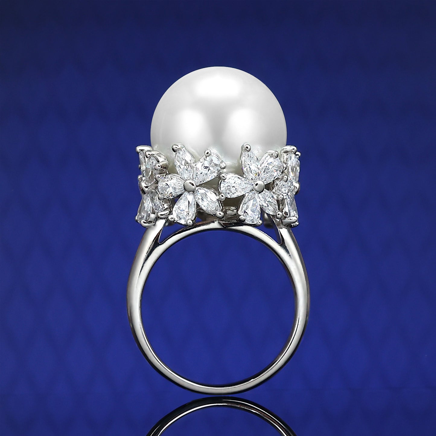 Micro-Fassung im Labor erstellte Steine ​​White Shell Pearl Fancy Flower Ring ， Sterlingsilber