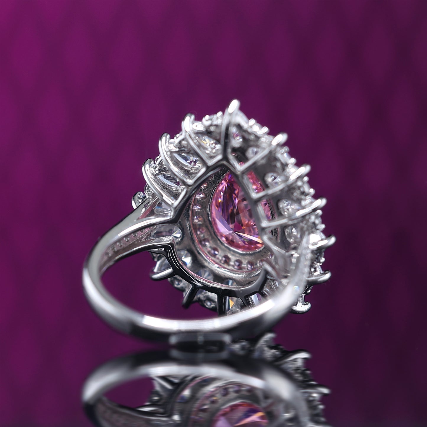 Feiner Tropfenring mit rosafarbenen Diamanten in Mikrofassung, Farbe Lab erstellte Steine, Sterlingsilber