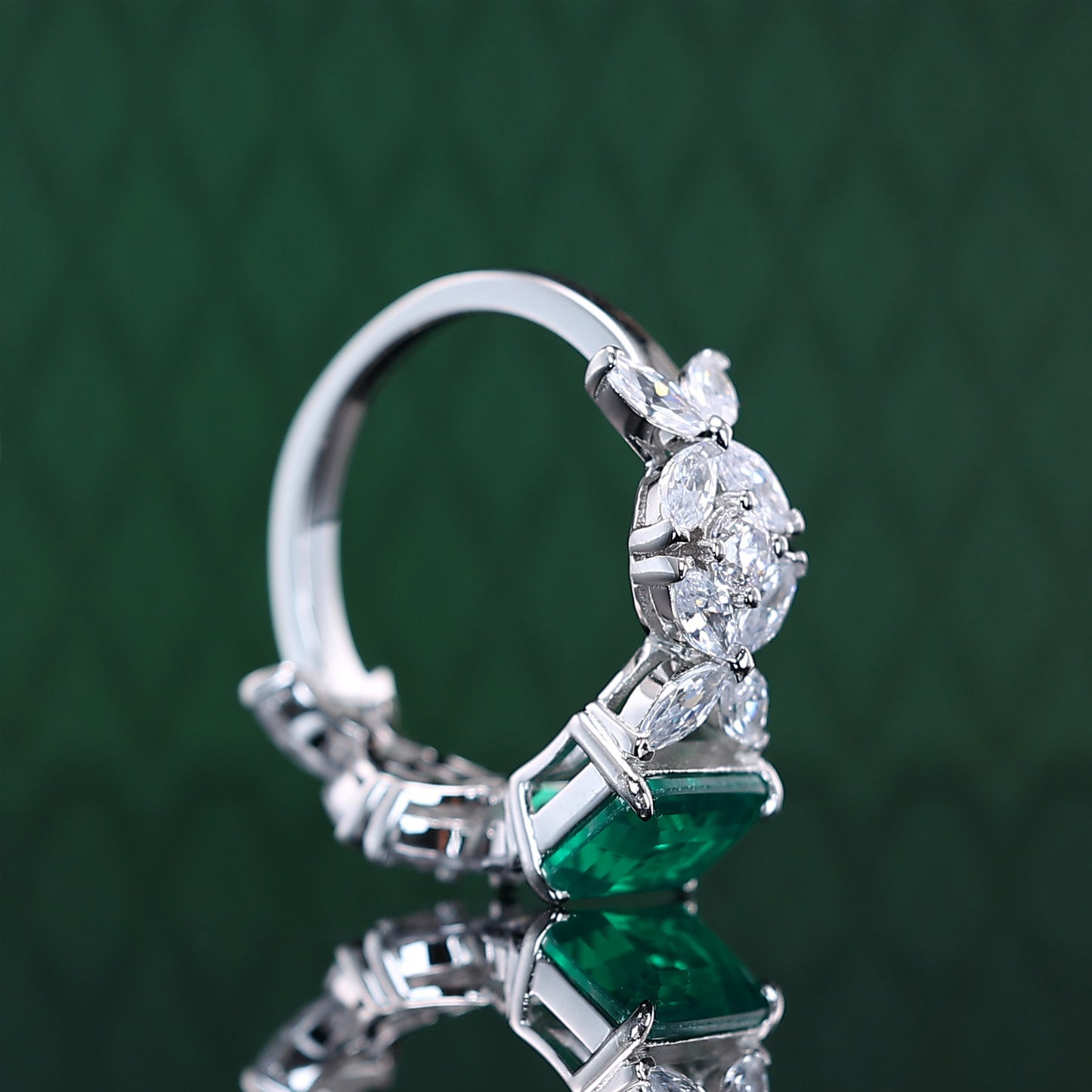 Pierres créées en laboratoire de couleur émeraude micro-serties Bague rectangulaire en forme d'œil de cheval, argent sterling