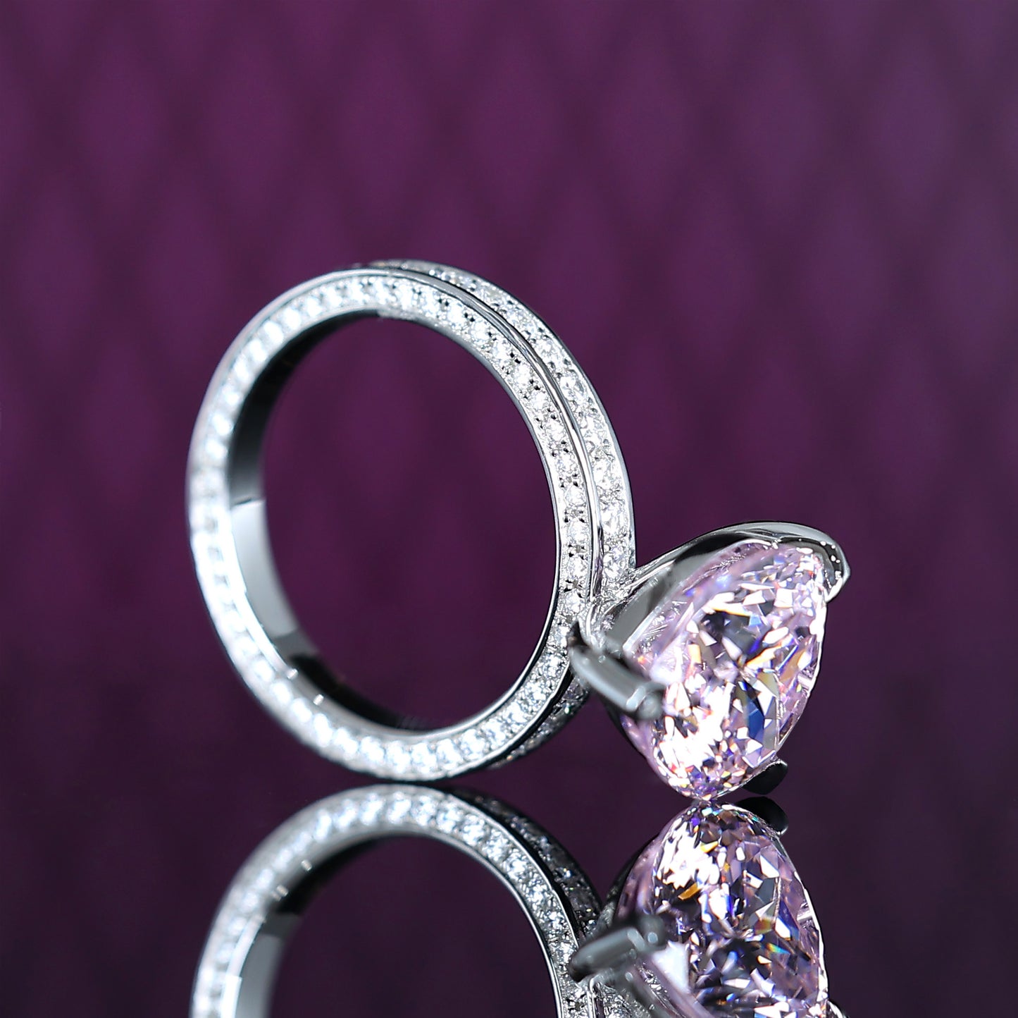 Ring in Herzform mit rosafarbenen Diamanten in Mikrofassung, Sterlingsilber