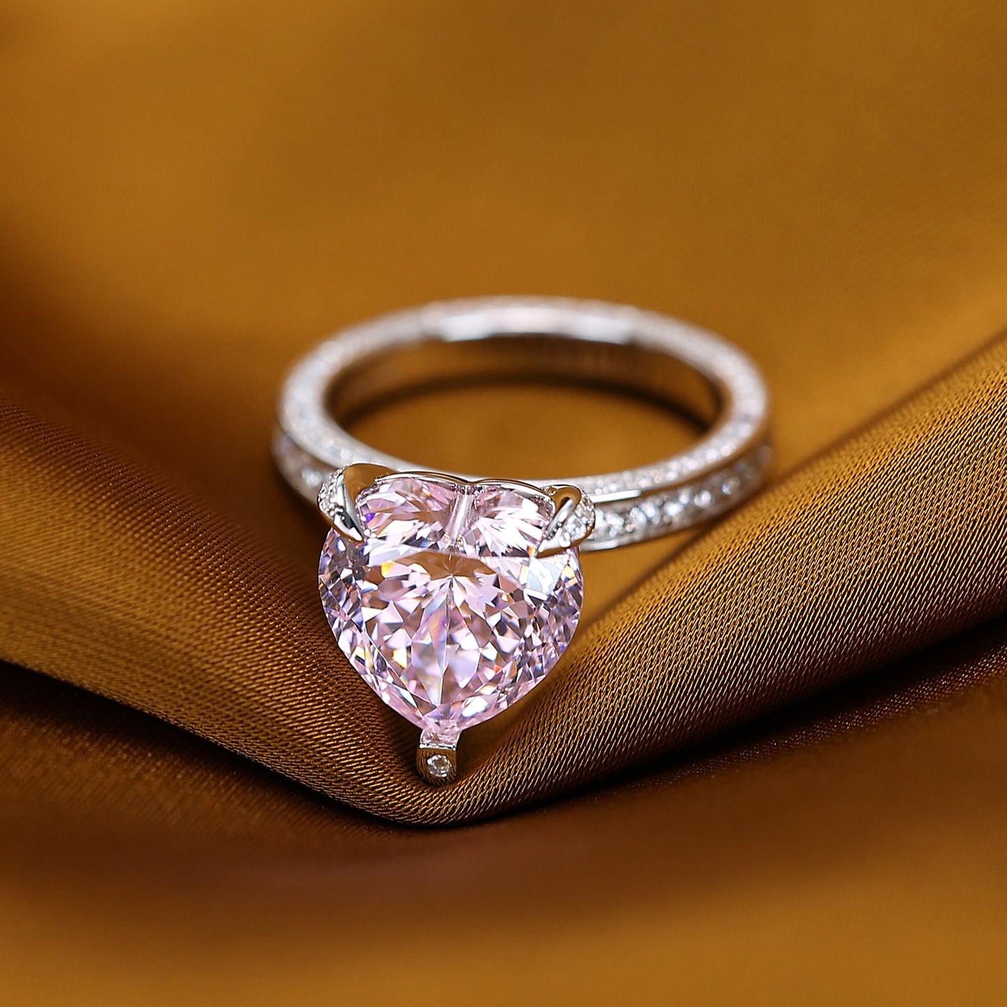 Ring in Herzform mit rosafarbenen Diamanten in Mikrofassung, Sterlingsilber