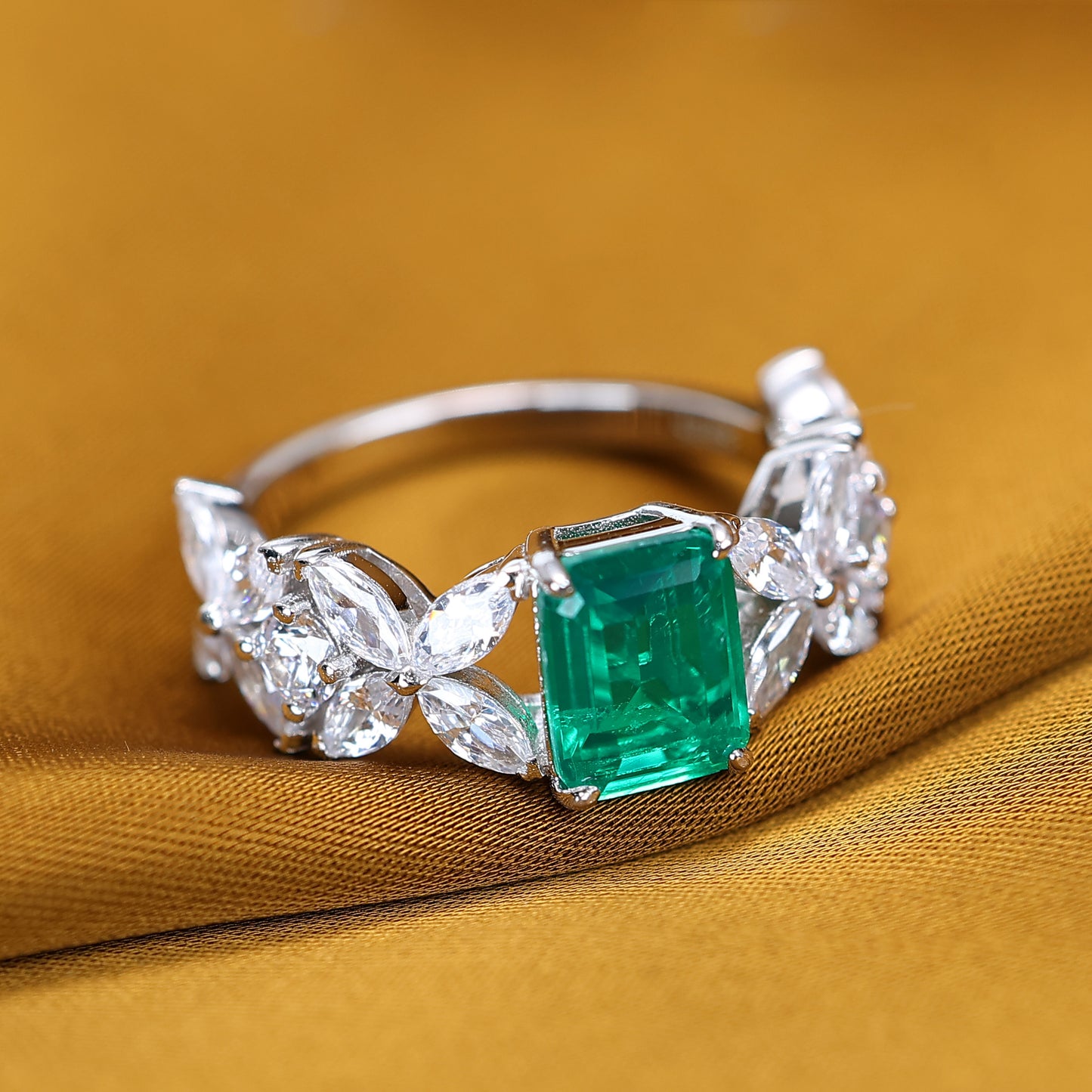 Pierres créées en laboratoire de couleur émeraude micro-serties Bague rectangulaire en forme d'œil de cheval, argent sterling