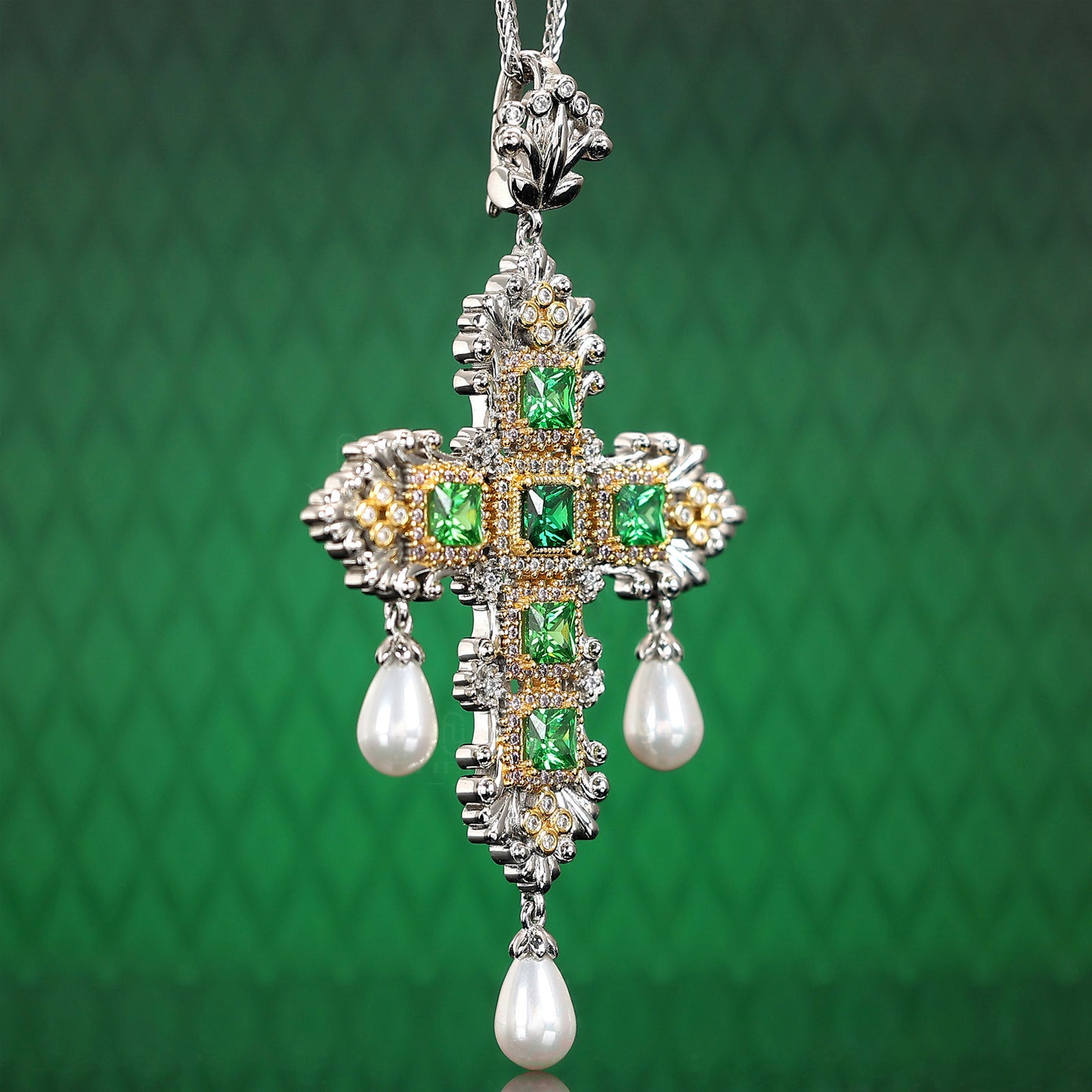 Édition limitéeMicro-serti diamant vert couleur laboratoire pierres créées Knot cross retro drop perle Pendentif, argent sterling 
