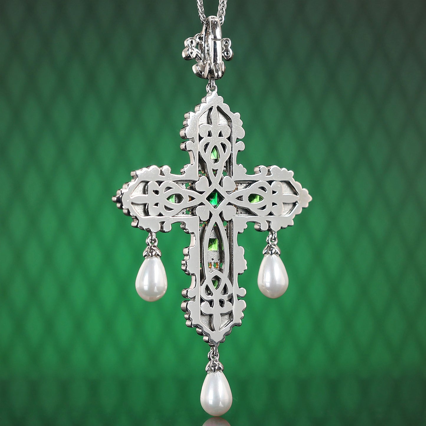 Édition limitéeMicro-serti diamant vert couleur laboratoire pierres créées Knot cross retro drop perle Pendentif, argent sterling 