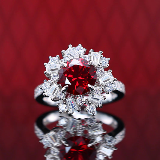 Rubinfarbener Ring mit unregelmäßigen Details in Mikrofassung, Sterlingsilber