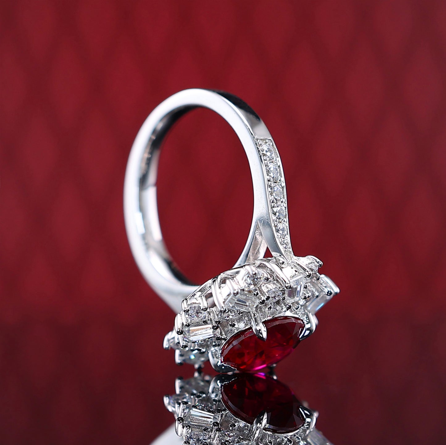 Rubinfarbener Ring mit unregelmäßigen Details in Mikrofassung, Sterlingsilber