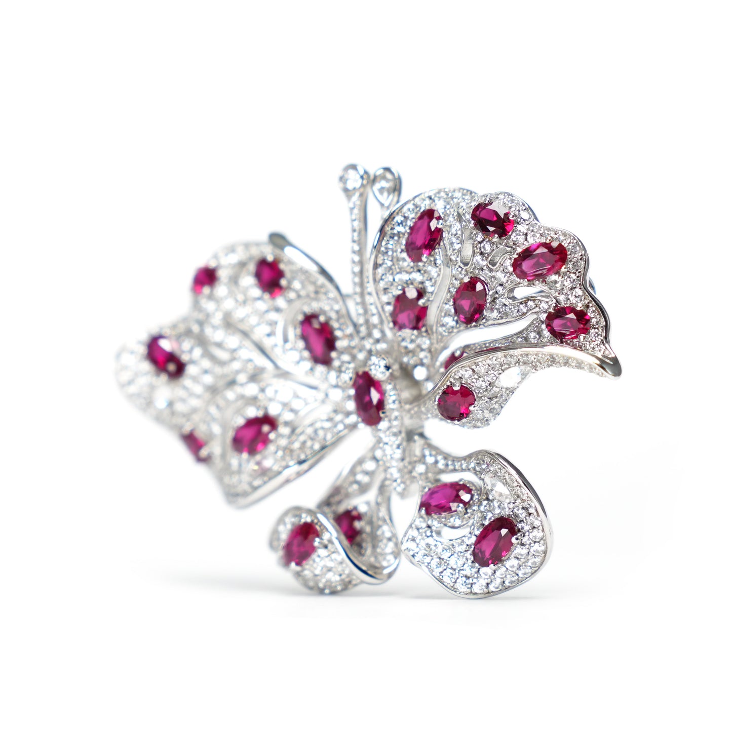 Schmetterlingsbrosche mit Mikrofassung in Fancy Ruby Color Lab erstellte Steine, Sterlingsilber