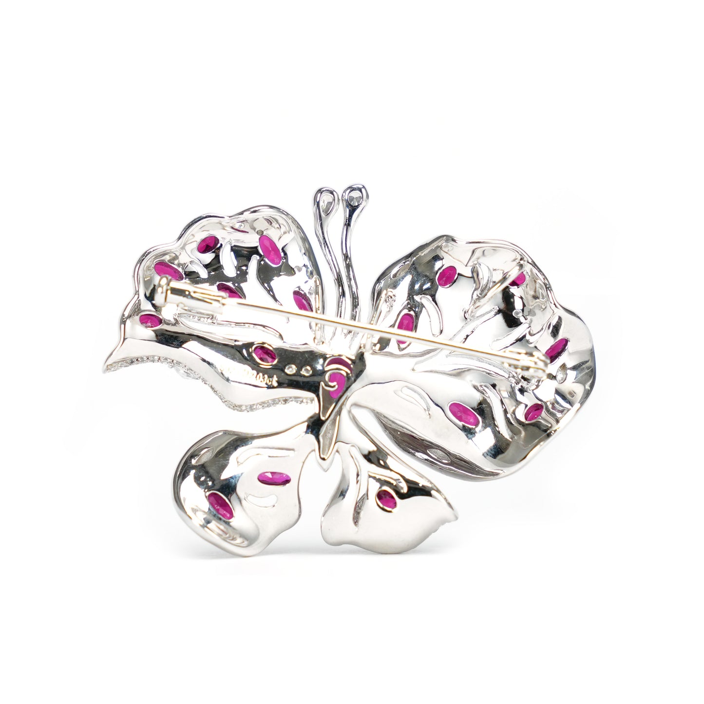 Broche papillon en pierres créées par le laboratoire couleur rubis fantaisie micro-serti, argent sterling