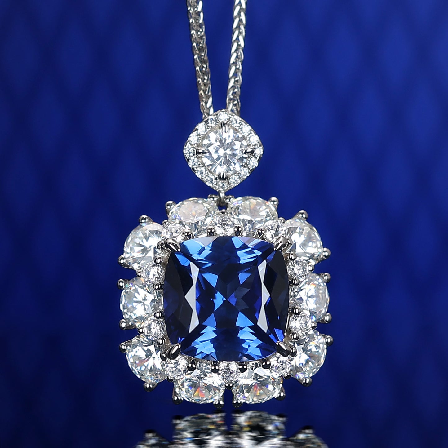 Collier cube carré de pierres créées par le laboratoire couleur saphir micro-serti, argent sterling