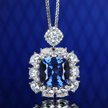 Collier cube carré de pierres créées par le laboratoire couleur saphir micro-serti, argent sterling