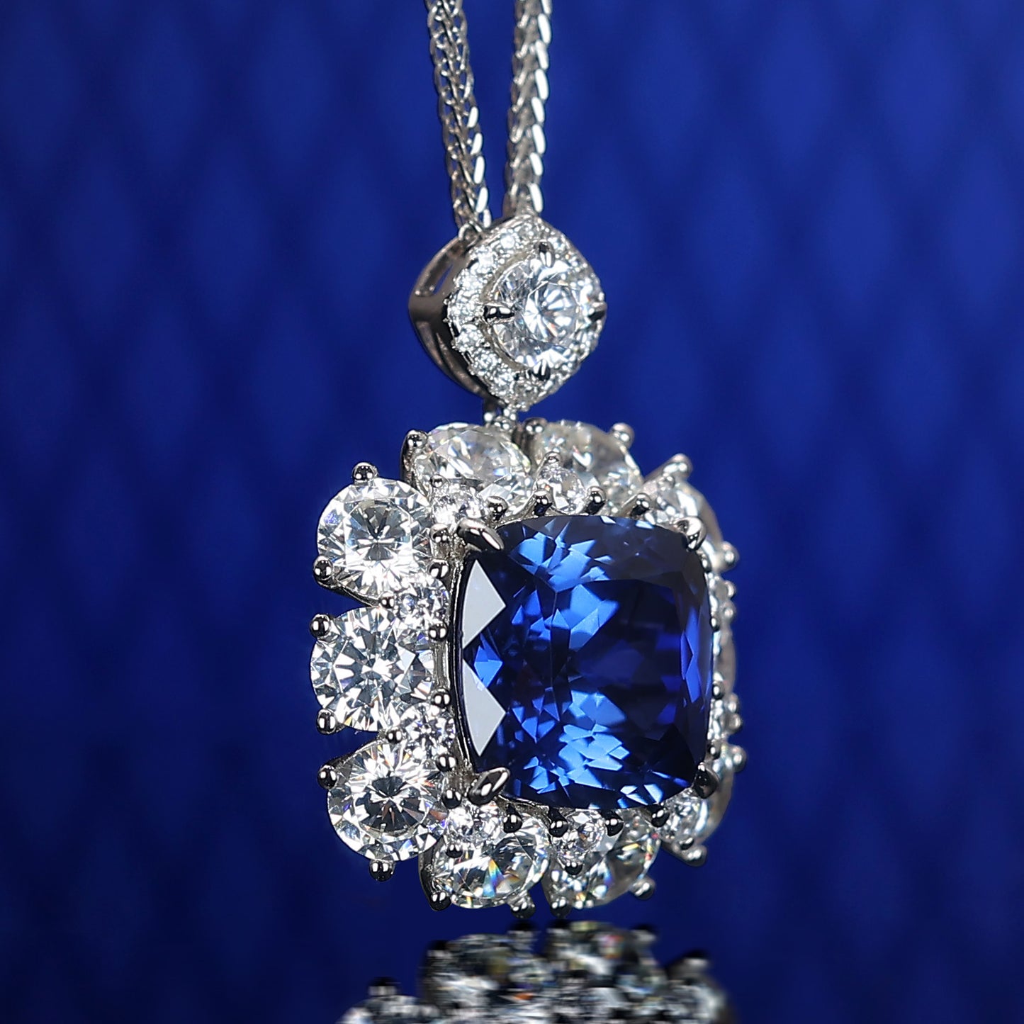 Collier cube carré de pierres créées par le laboratoire couleur saphir micro-serti, argent sterling