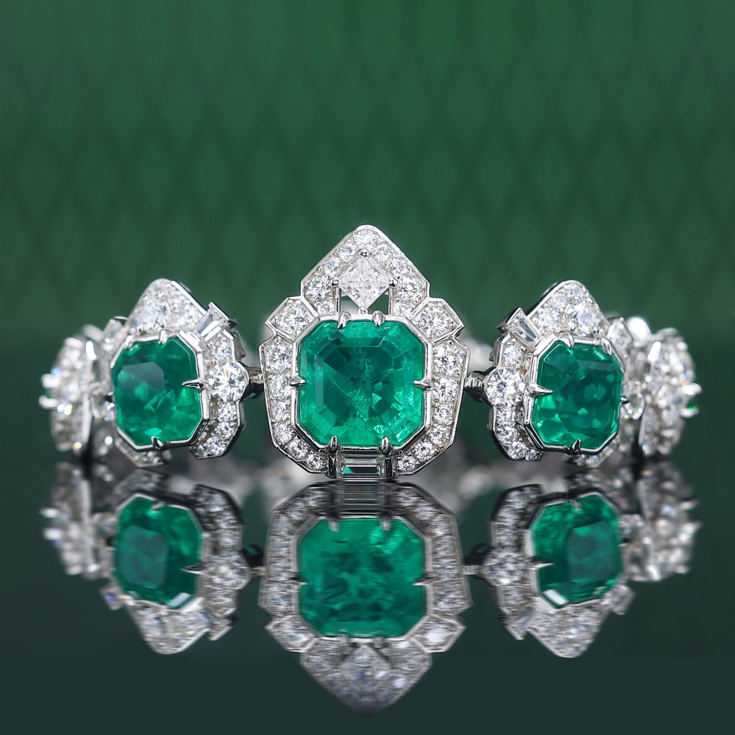 Bracelet fantaisie entièrement clouté couleur Emeraude micro-serti