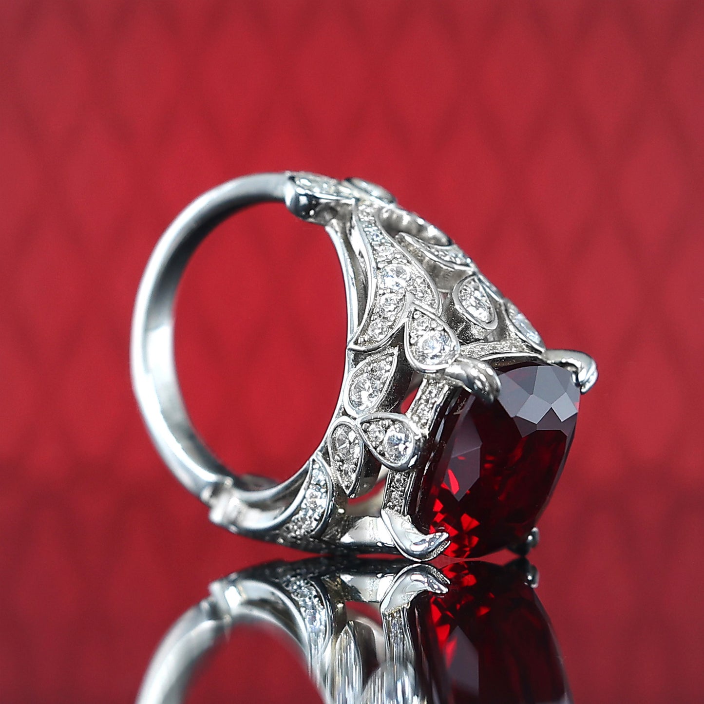 Micro-serti Couleur rubis Forme carrée Pierres créées en laboratoire Oiseaux rendant hommage à la bague phénix, argent massif. (9,55 carats)