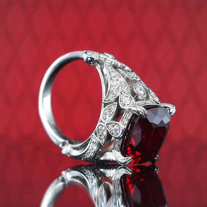 Micro-serti Couleur rubis Forme carrée Pierres créées en laboratoire Oiseaux rendant hommage à la bague phénix, argent massif. (9,55 carats)