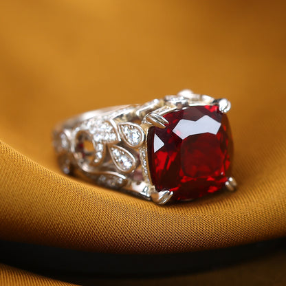 Micro-serti Couleur rubis Forme carrée Pierres créées en laboratoire Oiseaux rendant hommage à la bague phénix, argent massif. (9,55 carats)