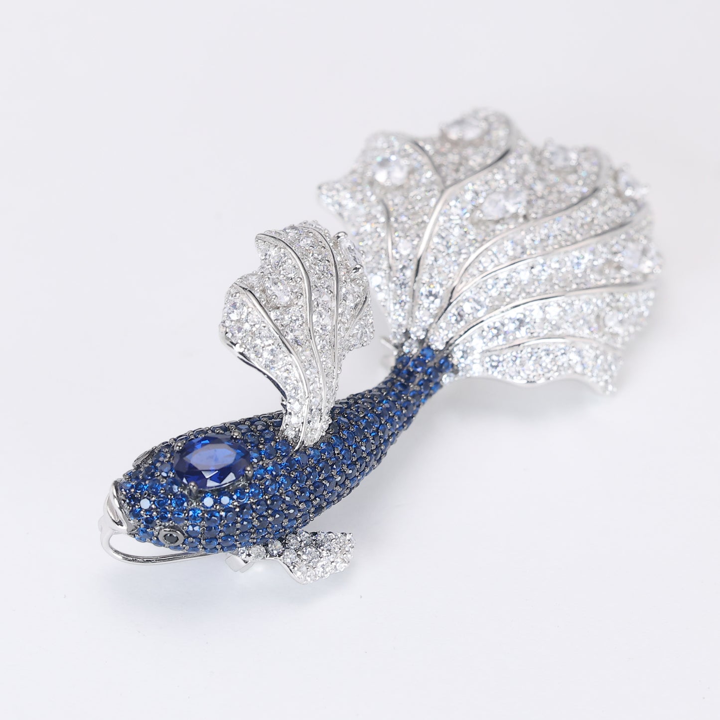 Conception de réservation Broche poisson Lucky Koi micro-serti, argent sterling